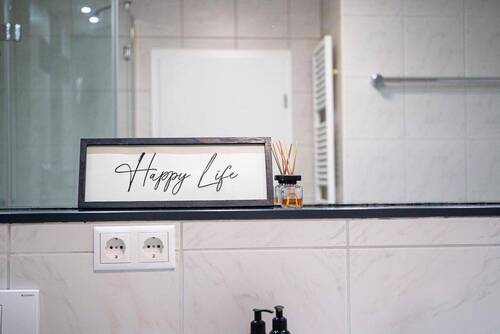 BAD MIT DUSCHE UND BADEWANNE - 