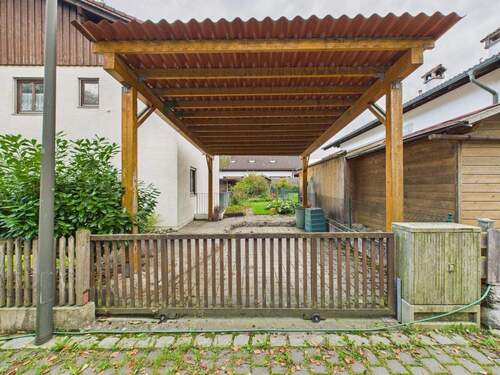Überdachter Außenstellplatz - 6 Zimmer Einfamilienhaus in Heldenstein
