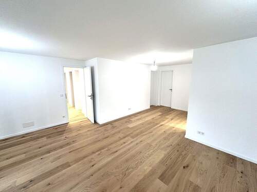 Wohnzimmer - 5 Zimmer Etagenwohnung zum Kaufen in Esslingen
