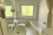 Modernes Badezimmer mit natürlichem Licht - 