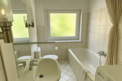 Modernes Badezimmer mit natürlichem Licht - 