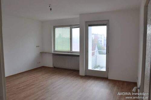 Wohnzimmer mit Balkonzugang - 2 Zimmer Etagenwohnung in Nürnberg / Schweinau