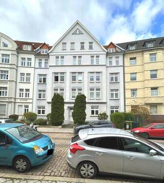 Hausansicht - Traumhaft großzügig: 4 Zimmer, Balkon und viel Platz zum Wohlfühlen!