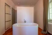 Bad im OG mit Dusche und freistehender Wanne - 