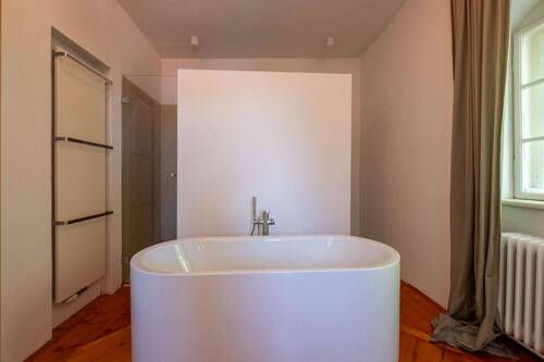 Bad im OG mit Dusche und freistehender Wanne - 