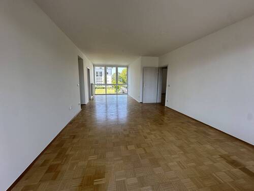 Wohn - und Essbereich - Renovierte 3 - Zimmer Wohnung mit Balkon, Tageslichtbad und Garage