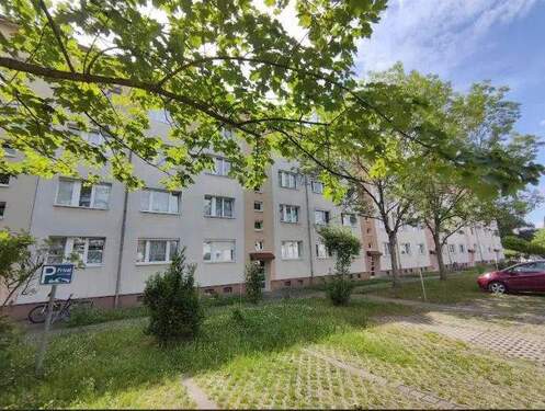 Hausansicht vorn - Moderne 4 Raum Wohnung mit Balkon nur 300m zum Zwenkauer See