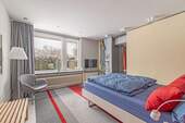 Schlafzimmer mit Bad en Suite hinter der Schrankwand - 