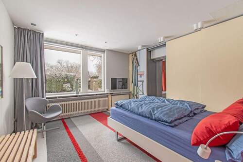 Schlafzimmer mit Bad en Suite hinter der Schrankwand - 