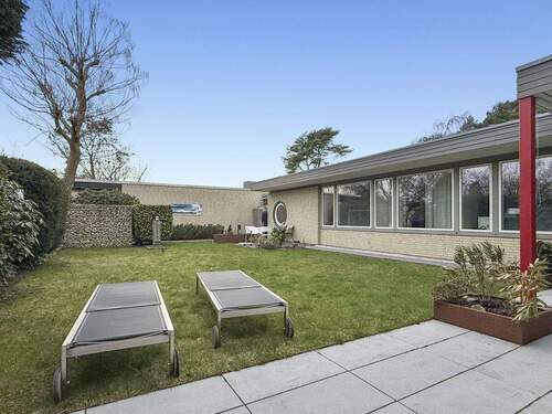 Blick in den uneinsehbaren Garten - Architekten-Bungalow mit lebenslangem Wohnrecht - Spannende Perspektive in Hummelsbüttel