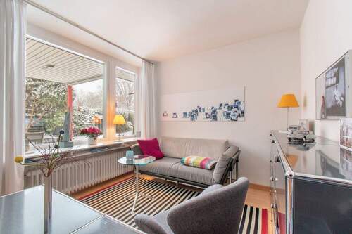 Gemütliche Leseecke mit Blick in den Garten - 