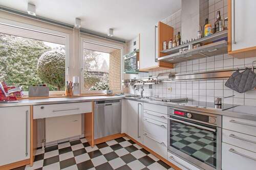 Kochfreudige Küche mit Durchreiche zum Essbereich - 