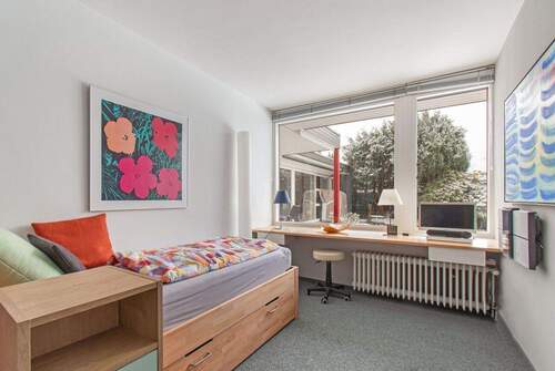 Mögliches Kinderzimmer mit Teppichboden - 