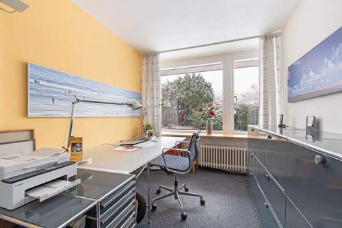 Weiteres Zimmer mit überdurchschnittlich großen Fenstern - 