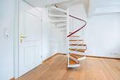 Schlafzimmer 1. OG. mit Wendeltreppe - 