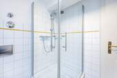 Dusche im Badezimmer - 