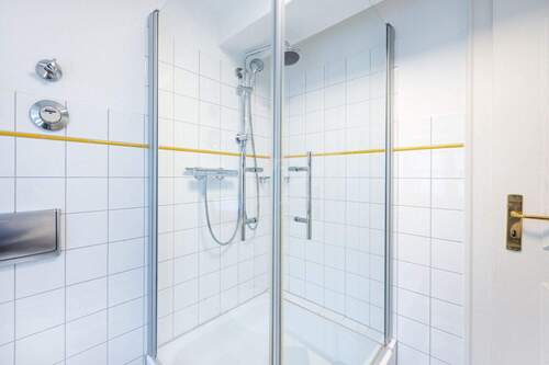 Dusche im Badezimmer - 