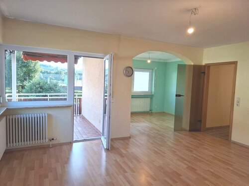 Wohnzimmer mit Ausgang zum Balkon.jpg - 