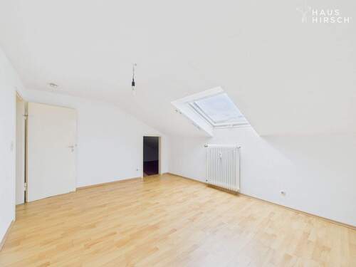 Schlafzimmer mit Türe zum Stauraum - 