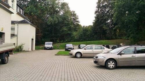 Hof mit Stellplätzen - 