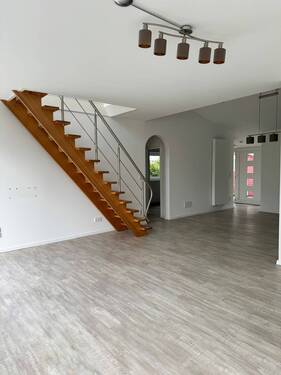 ...und Holztreppe - Reihenendhaus mit 100,00 m² in Stuhr zum Kaufen