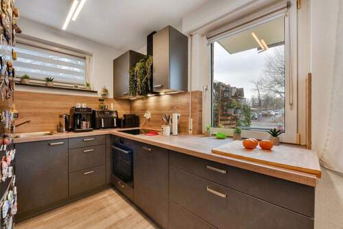 Küchenzeile rechts - 3 Zimmer Etagenwohnung in Stuttgart