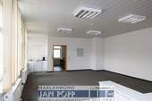 Büro1 mit Miniküche im Eingangsbereich - 