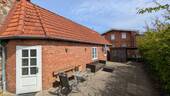 große Terrasse mit Gartenhäuschen - 