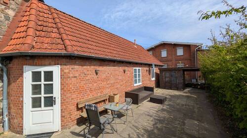 große Terrasse mit Gartenhäuschen - 