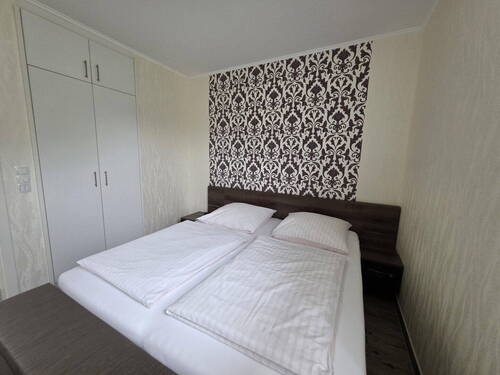 Schlafzimmer EG/Einbauschrank - 
