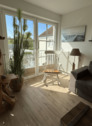 Sitzbereich am sonnigen Fenster - 