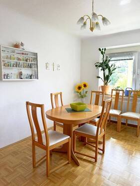 Hier können Sie mit der gantze Familie zusammensitzen und gemütlich Essen - 6 Zimmer Mehrfamilienhaus, Wohnhaus zum Kaufen in Höchberg