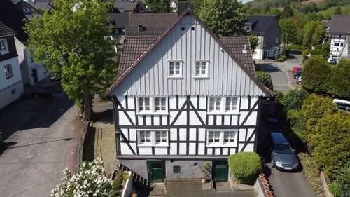Aussenansicht vom Wohnhaus - 1 Zimmer Mehrfamilienhaus, Wohnhaus zum Kaufen in Reichshof