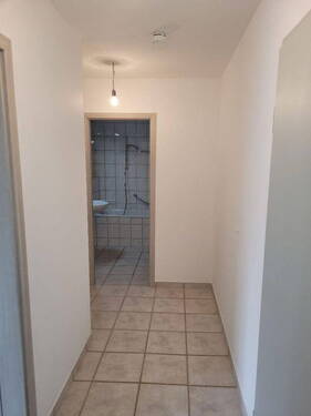 Flur Richtung Bad/Schlafzimmer - 