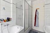 Badewanne und Dusche - 