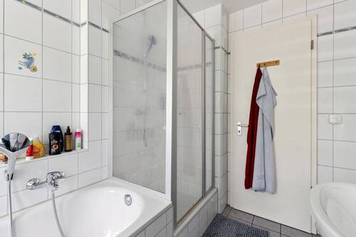 Badewanne und Dusche - 