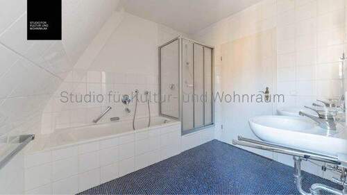 Tageslichtbad mit Wanne und Dusche - 