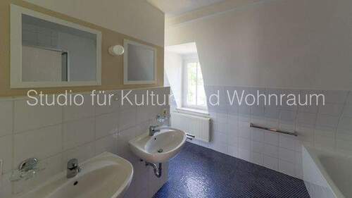 Bad mit Dusche und Fenster - 