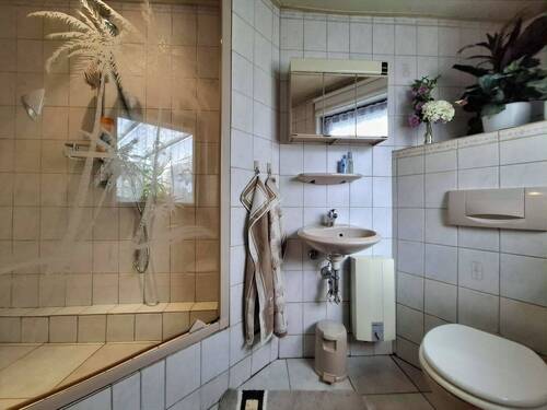 Gäste WC mit Dusche - Einfamilienhaus mit 245,00 m&sup2; in Lich zum Kaufen