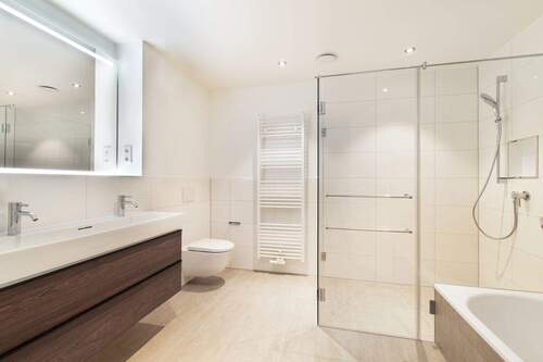 Hauptbadezimmer mit Badewanne und großer Dusche - 