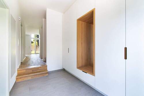 Moderner Eingangsbereich mit praktischem Einbauschrank - 6 Zimmer Mehrfamilienhaus, Wohnhaus zur Miete in Hamburg