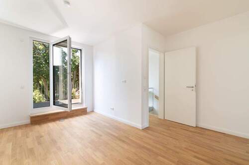 Schlafzimmer im Staffelgeschoss mit Zugang zur Dachterrasse - 