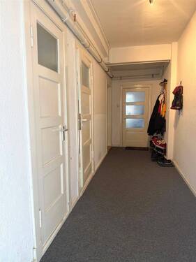 Gemeinschaftsflur (WC links) - 2 Zimmer Etagenwohnung in Kiel