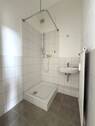 Niesche mit neuer Dusche und Waschbecken - 