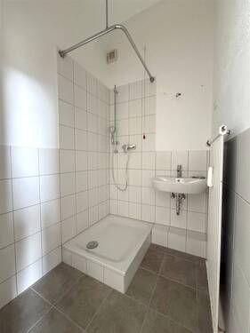 Niesche mit neuer Dusche und Waschbecken - 