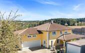 Titel - Modernes Einfamilienhaus im Toskana-Stil mit Pool