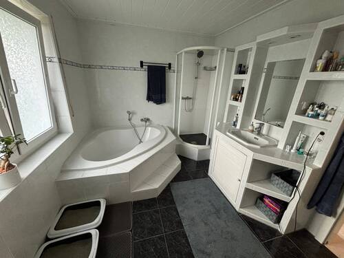 Teilansicht vom Badezimmer im EG - 