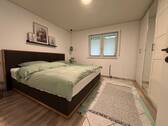 Teilansicht vom Schlafzimmer im EG - 