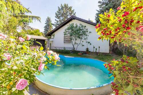 Rückansicht mit Pool - 