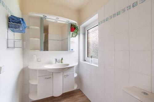 Praktisches Badezimmer im Obergeschoss mit Tageslicht - 